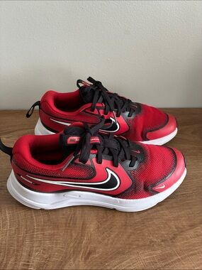 Nike Cosmic Runner Kids 4Y Red Black Running Athletic Sneakers Shoes